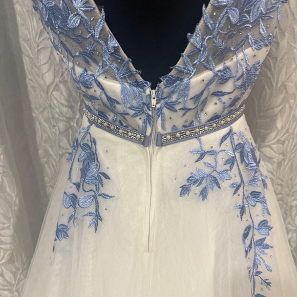 Say Yes to the Prom Blue & White Ball Gown Size 11 Floral Embroidery V Back - Picture 8 of 12